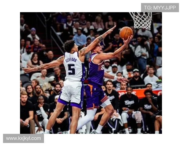 布克强势表现引领球队胜利19投10中斩获31分5篮板3助攻1抢断